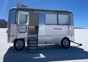 Camper dans le désert d'Uyuni